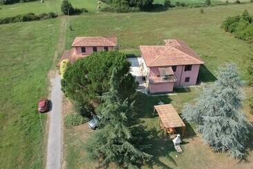 هتل Agriturismo La Praduscella