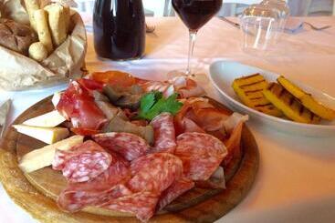 هاستل Locanda Corte Montioni
