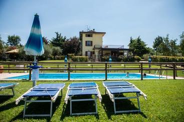 هتل Agriturismo Il Giardino Degli Ulivi