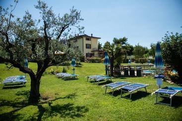 هتل Agriturismo Il Giardino Degli Ulivi