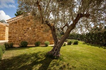هتل Agriturismo Feudo Muxarello