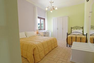 هتل Agriturismo Feudo Muxarello