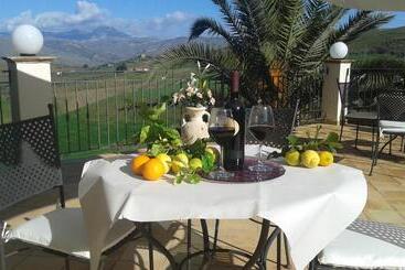 هتل Agriturismo Feudo Muxarello