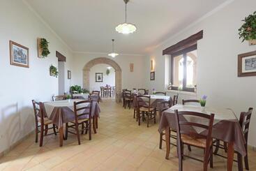 هتل Agriturismo Feudo Muxarello