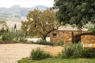 هتل Agriturismo Feudo Muxarello