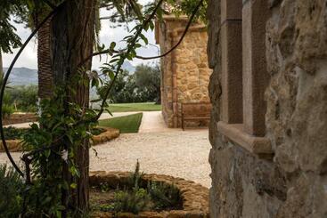 هتل Agriturismo Feudo Muxarello
