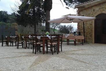 هتل Agriturismo Feudo Muxarello