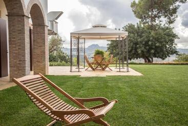 هتل Agriturismo Feudo Muxarello