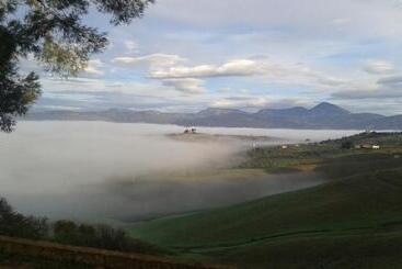 هتل Agriturismo Feudo Muxarello