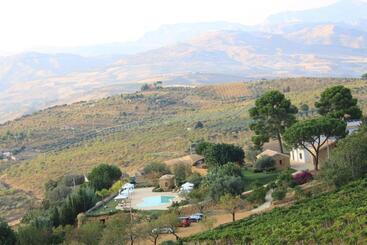 هتل Agriturismo Feudo Muxarello