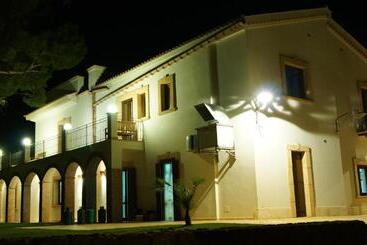 هتل Agriturismo Feudo Muxarello