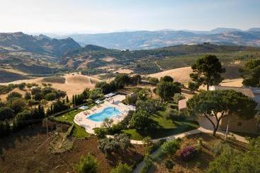 هتل Agriturismo Feudo Muxarello