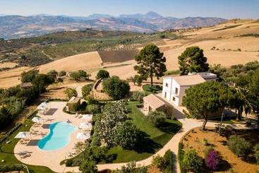 هتل Agriturismo Feudo Muxarello