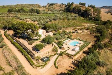 هتل Agriturismo Feudo Muxarello