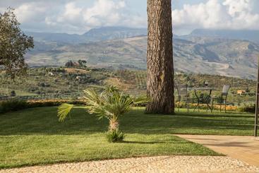 هتل Agriturismo Feudo Muxarello