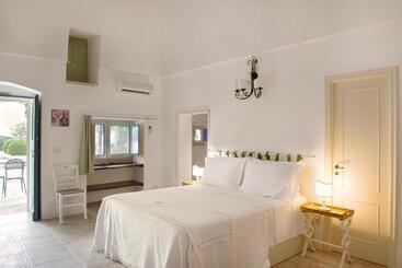 Отель Masseria La Macchiola & Corti Del Mito