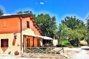 هتل Agriturismo Fattoria Le Origini