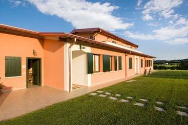 هتل Agriturismo Cascina Roveri