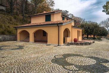 هتل Agriturismo La Cerra
