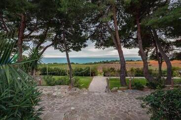 هتل Masseria Agriturismo Torre Di Albidona