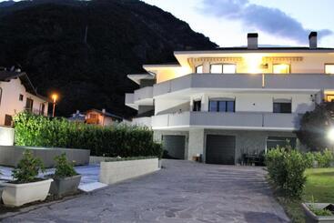 پانسیون Affittacamere Valchiavenna Foresteria In Tranquilla Villa Signorile Con Comodo Parcheggio Privato
