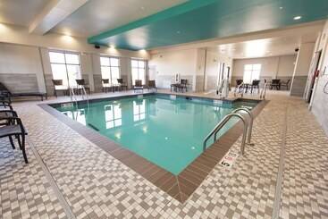 בית מלון כפרי Hampton Inn Mustang