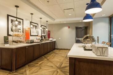 هتل Hampton Inn Cumberland
