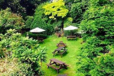 هاستل The Red Lion Inn & Restaurant