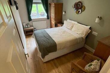 تختخواب و صبحانه Lovesgrove Country Guest House