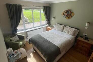 تختخواب و صبحانه Lovesgrove Country Guest House