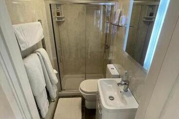 تختخواب و صبحانه Lovesgrove Country Guest House