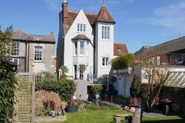 تختخواب و صبحانه Montys Accommodation