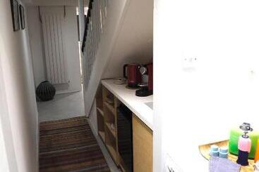 تختخواب و صبحانه Montys Accommodation