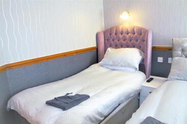 تختخواب و صبحانه Pine Lodge