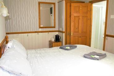 تختخواب و صبحانه Pine Lodge
