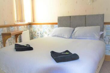 تختخواب و صبحانه Pine Lodge