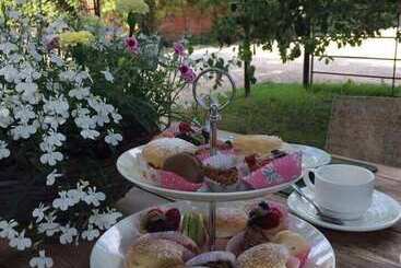 تختخواب و صبحانه West View Lodge
