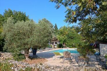 پانسیون Domaine De Cadenne