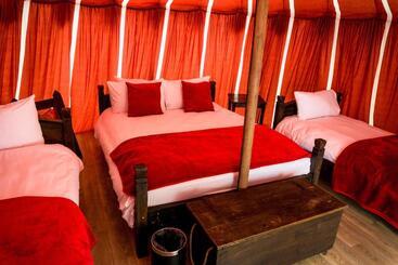 استراحتگاه Warwick Castle Hotel & Knight S Village