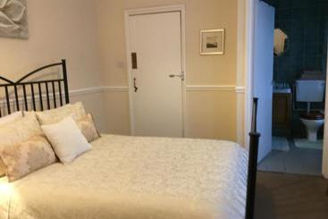 پانسیون Caris Guest House