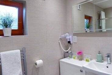 پانسیون Handywater Cottages