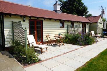 پانسیون Handywater Cottages