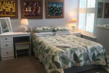 تختخواب و صبحانه Acacia Villas Guest House