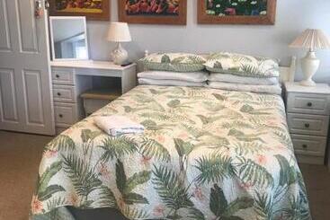 تختخواب و صبحانه Acacia Villas Guest House