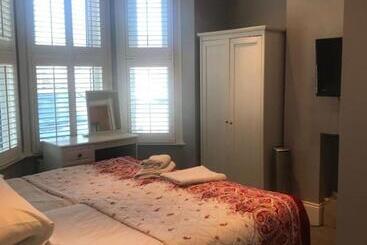 تختخواب و صبحانه Acacia Villas Guest House
