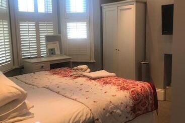 تختخواب و صبحانه Acacia Villas Guest House