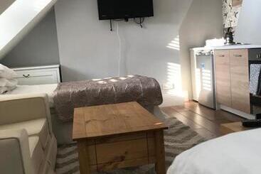 تختخواب و صبحانه Acacia Villas Guest House