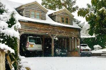 پانسیون Greencourt Loft   The Cotswold Way, Stroud