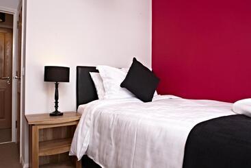 הוסטל The Ferry House Inn