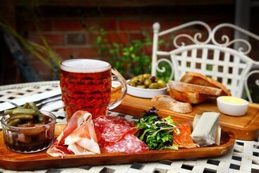 هاستل The Plough Inn